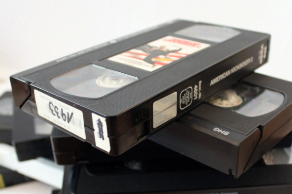 Folge 08 – Die VHS Power Hour <br/ >  Ein Ausflug in unsere Videokisten